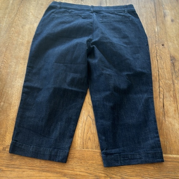 New St. John's Bay Capri, 10, Dark Rinse Blue, Slenderizing! - Picture 4 of 10